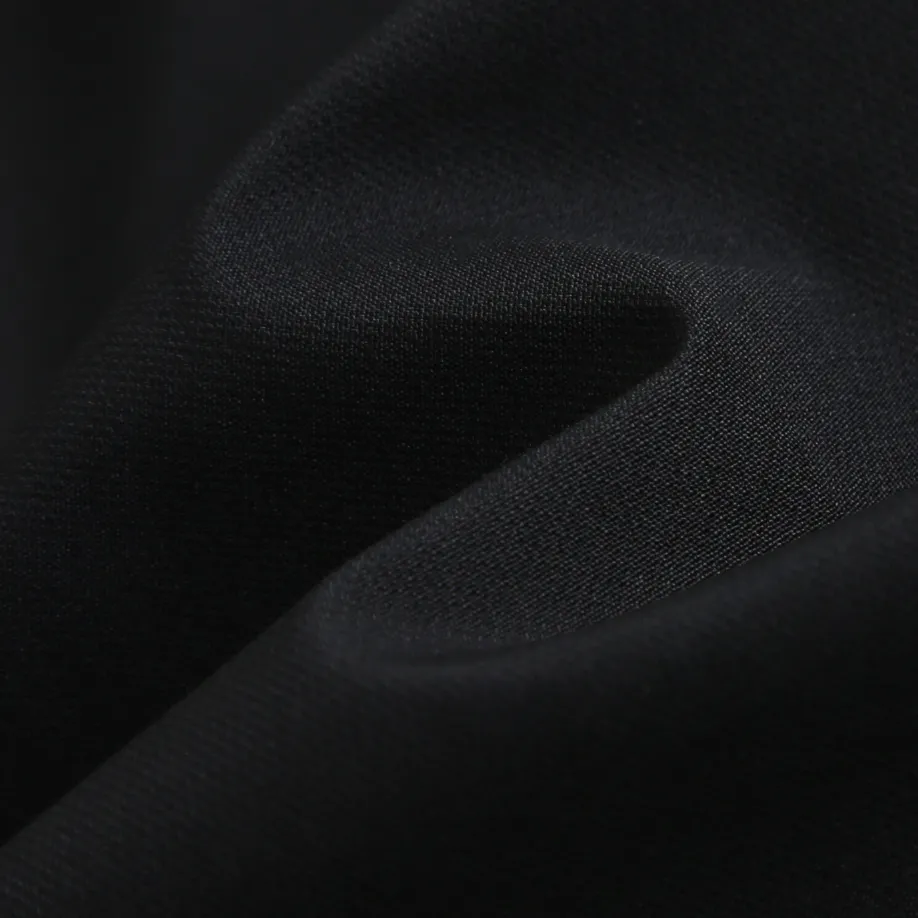 P970 Ralph Lauren Logo Hooded Down Jacket Fabric selection: High-density nylon taffeta with a density of about 210T-300T, smooth and slightly matte surface, excellent windproof and waterproof performance (with DWR water-repellent treatment), strong wrinkle resistance and easy care, in line with the "durable and practical" positioning of American leisure.  Lining fabric: 100% polyamide is used to create the lining. The high-density and tight weaving process prevents fine lint from emerging from the gaps in the fabric. The smooth surface improves the putting on and taking off experience, and the excellent wear and tear resistance ensures damage caused by frequent use, while the light and soft texture does not affect the overall weight.  High-quality filling: 90 white duck down is selected, with a weight of 220g, ensuring excellent thermal insulation performance. After strict screening and processing, the velvet is not easy to drill, ensuring durability. Style and cutting process: The classic jacket has a slightly loose fit, with a slightly dropped shoulder line (the shoulder width is 1-2cm wider than the standard fit). The length reaches the hips, and the sleeves are slightly tapered straight sleeves, taking into account freedom of movement and casual style.  Details: The adjustable Velcro on the cuffs allows you to freely adjust the tightness according to the thickness of your wrist and personal preferences, effectively preventing cold wind from intruding, and improving warmth retention performance.  In terms of storage, the two front zipper pockets are convenient for you to place frequently used items, and the zipper design ensures that items are not easily lost. A built-in pocket on the left side of the chest provides a safe storage space for some small private items.  The drawstring design at the hem allows you to adjust the shape of the jacket according to your body shape and dressing needs. Whether it is loose and casual or slim and neat, you can easily control it.  Embroidery technology: Polo horse logo on the left chest: flat satin stitch embroidery (satin embroidery), embroidery thread: 100% polyester high color fastness embroidery thread (the color number is consistent with the brand’s standard red color card), stitch density 12-15 stitches/cm, the outline of the horse logo is clear, and the details of the rider and horse are burr-free.  Embroidery positioning: precise positioning through the template (12cm from the neckline and 8cm from the placket) to ensure left and right symmetry and centering.  Accessories: One-to-one customized zipper sling, one-to-one customized zipper puller, one-to-one customized washable label SIZE: S M L XL